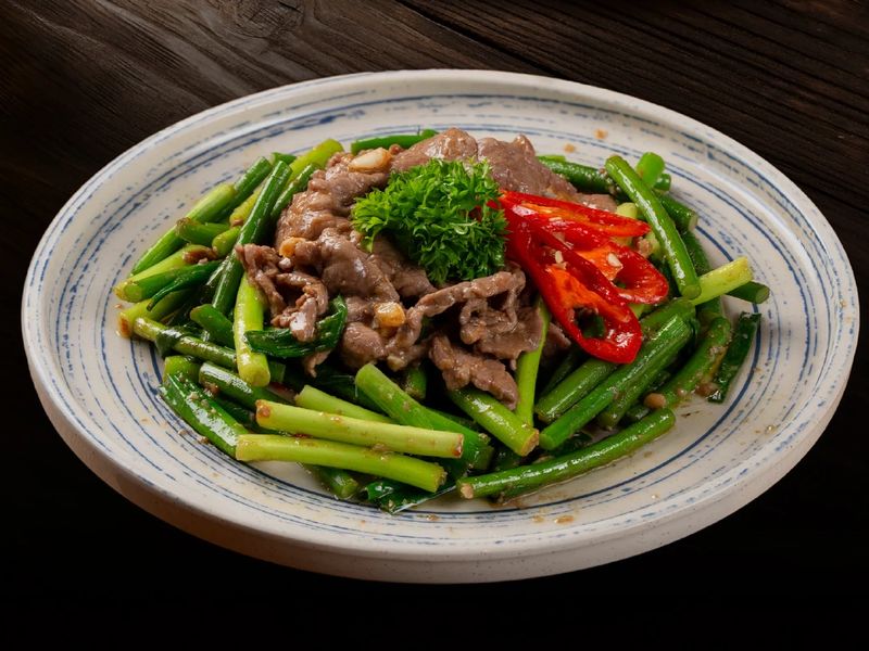 Bò tươi xào ngồng tỏi – Bò Tơ Quán Mộc