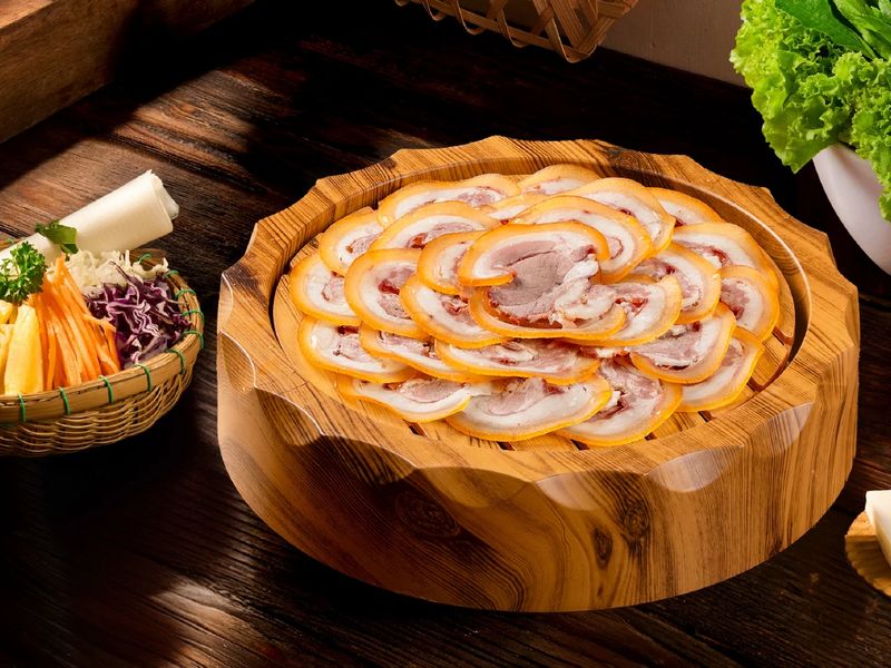 Bò tơ cuốn bánh tráng – Bò Tơ Quán Mộc