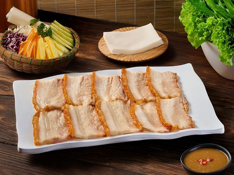 Heo quay cuốn bánh tráng – Bò Tơ Quán Mộc