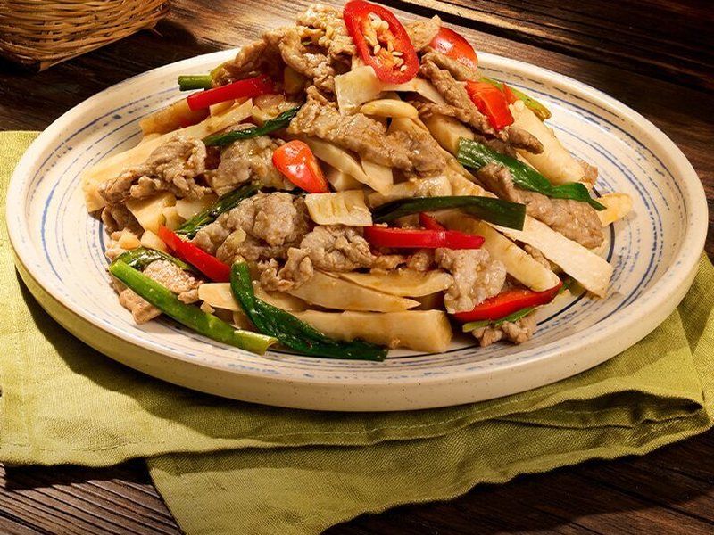 Bò tươi xào măng trúc – Bò Tơ Quán Mộc