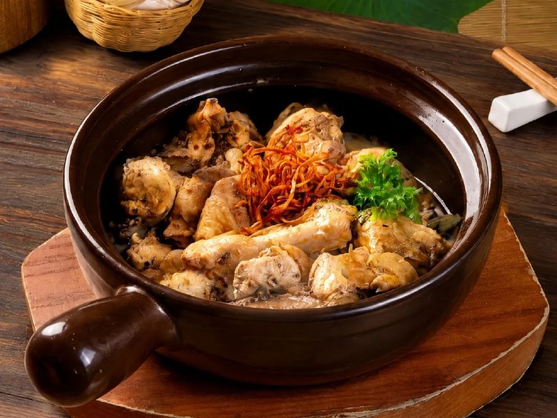 Gà niêu hấp nấm – Bò Tơ Quán Mộc
