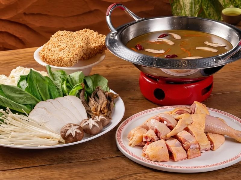 Set Lẩu gà nấm rừng 1/2 con – Bò Tơ Quán Mộc
