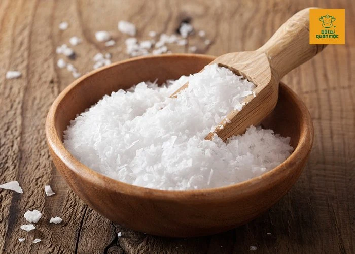 Muối trắng là gia vị giúp khử mùi hôi của thịt bò mà không làm thay đổi vị ngon của thịt