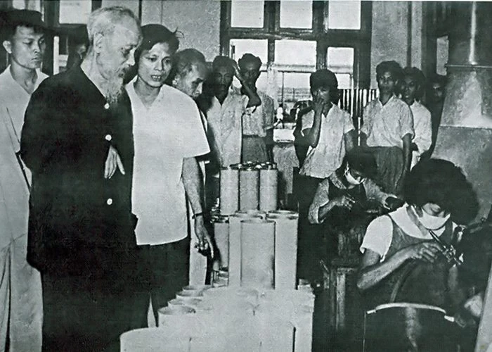 Bác Hồ về thăm xưởng sản xuất của nhà máy Rạng Đông ngày 28/4/1964