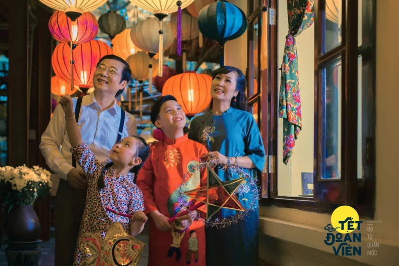 Phá cỗ, rước đèn, ngắm trăng là những tục lệ cần phải có của ngày Tết Trung thu